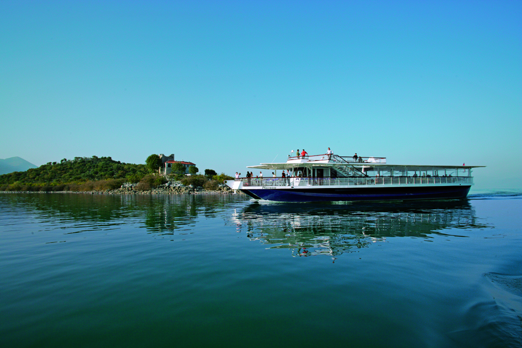Brod restoran Plavnica Skadarsko jezero